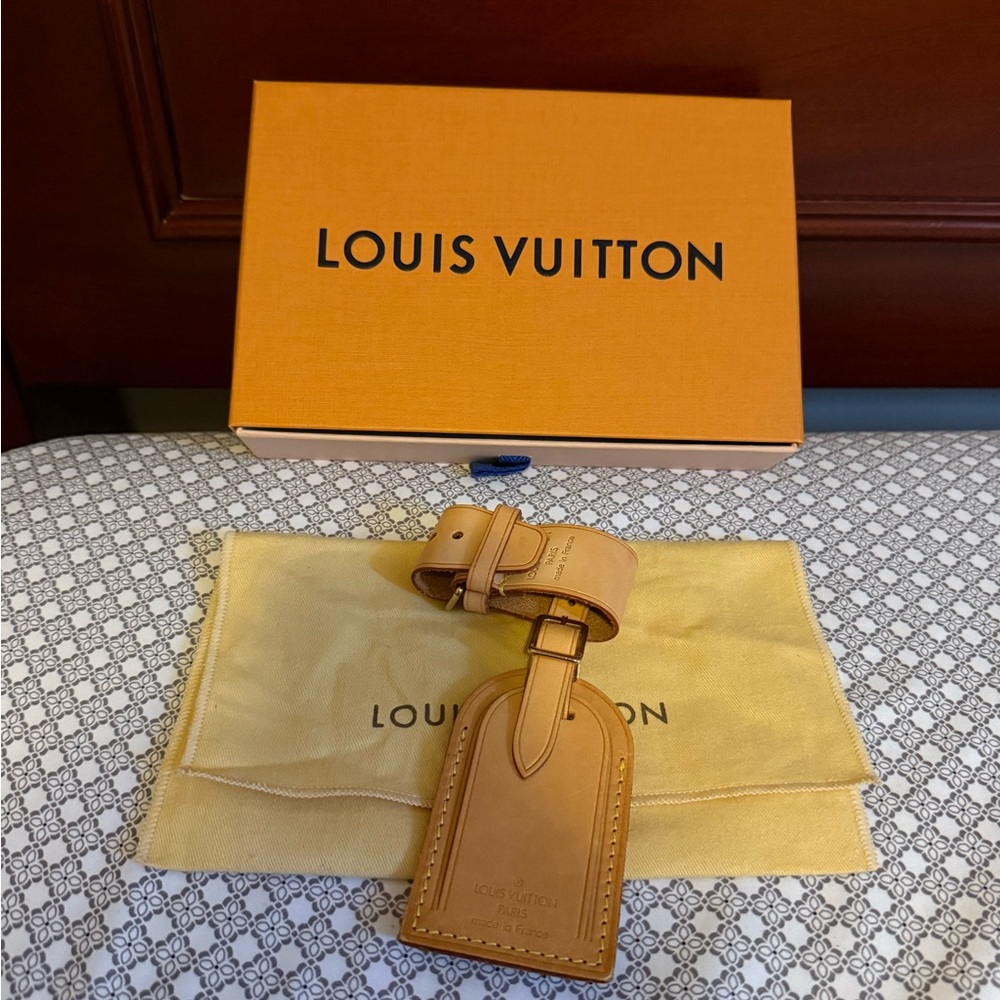Louis Vuitton Beige Leather Tag ****Price Firm***